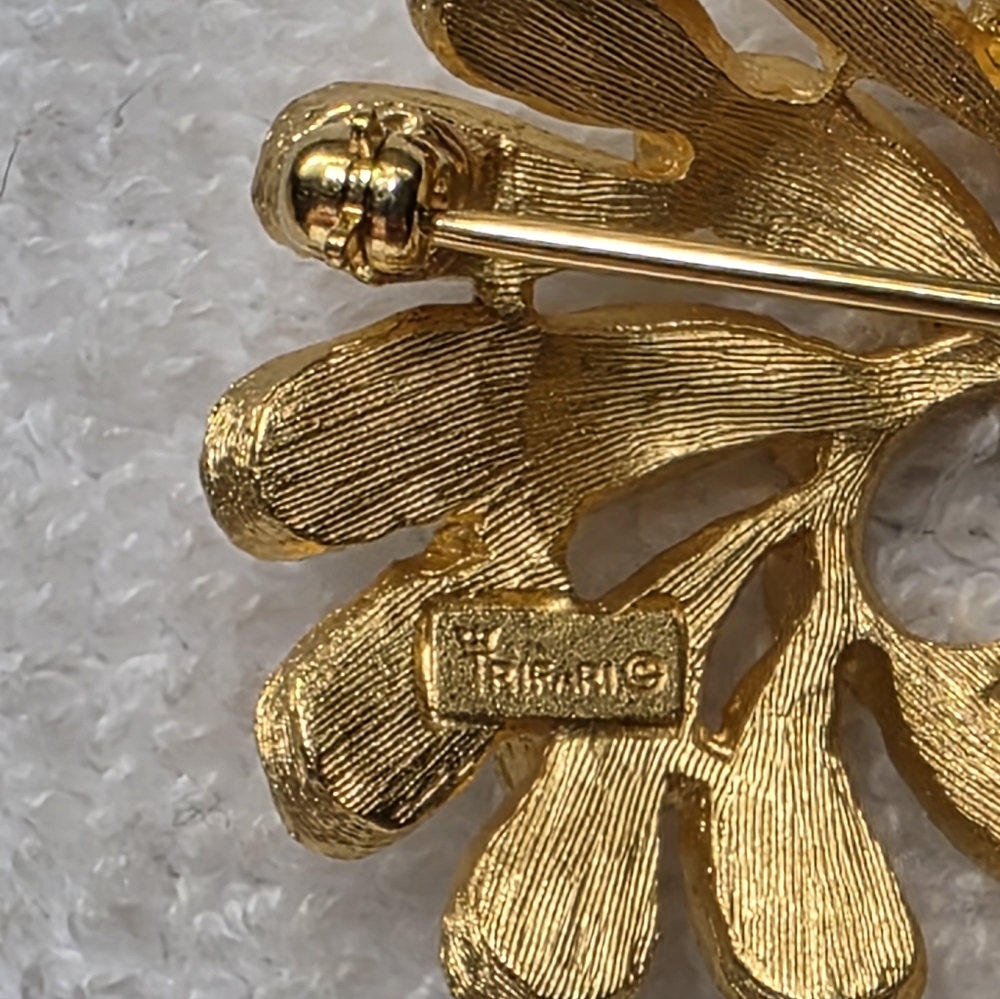 Vintage Trifari Gold Leaf Brooch - Picture 3 of 5